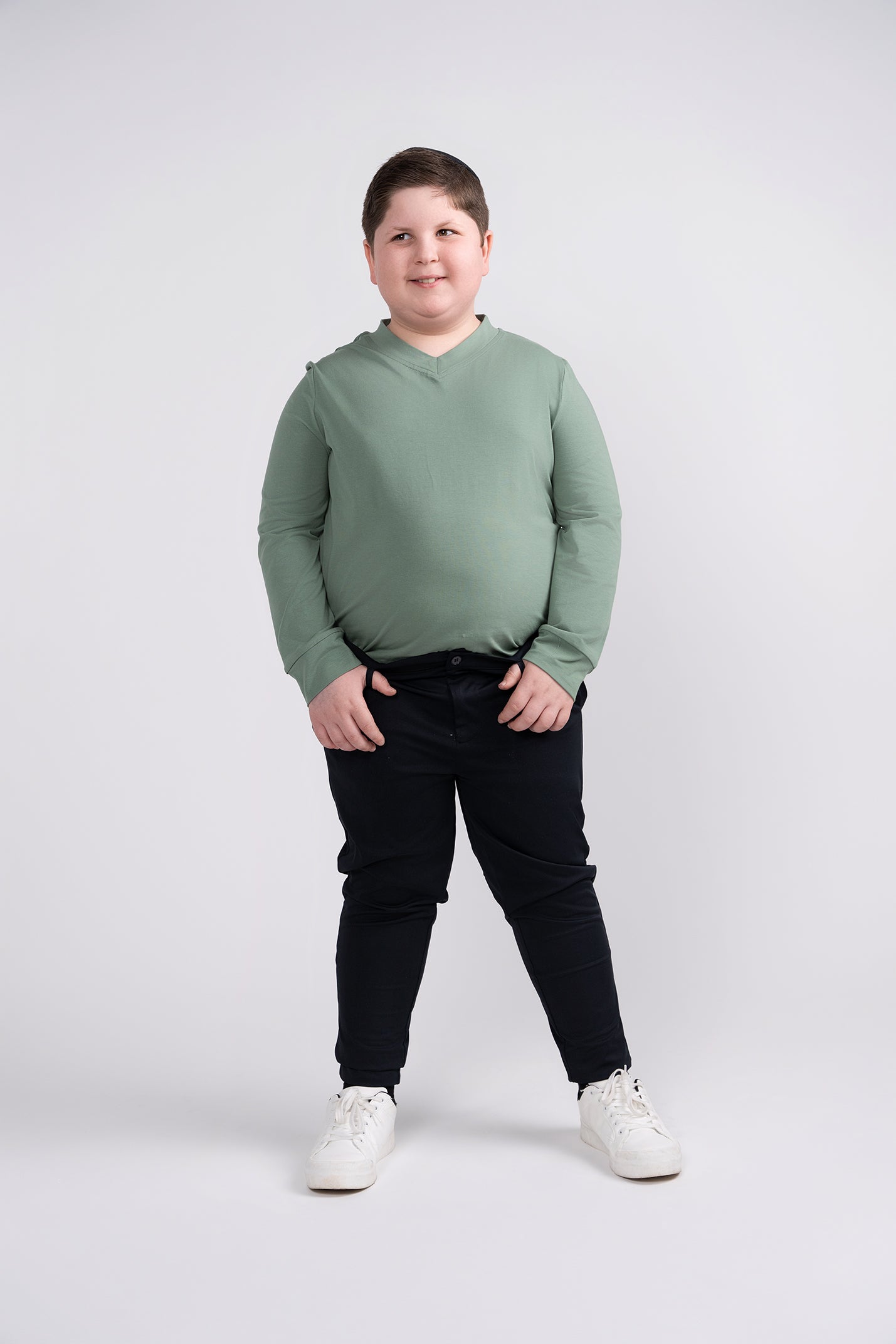 Mofi_Model-husky boys vneck 