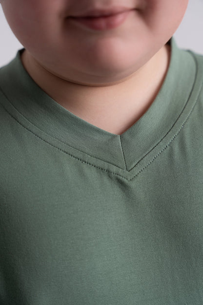 Mofi_Model-husky boys vneck 